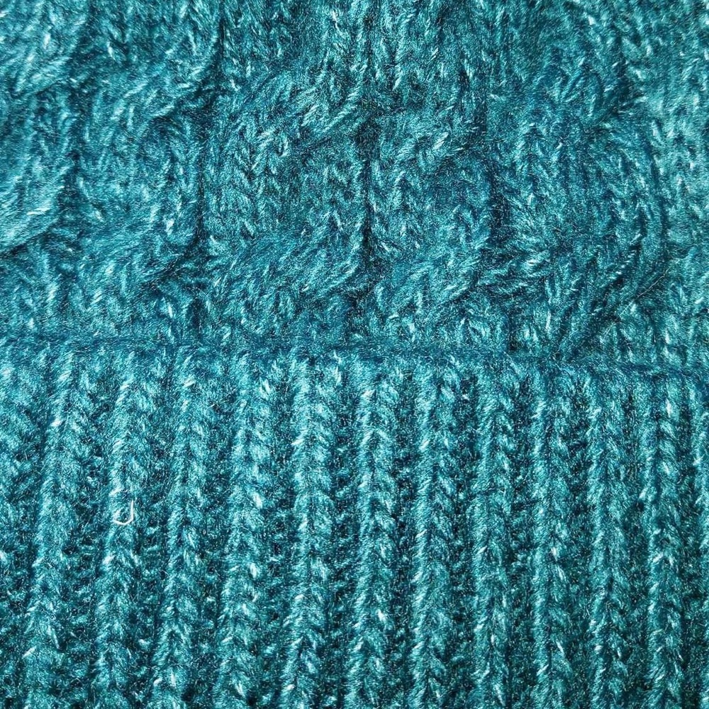 Abercrombie and Fitch Pom Pom Beanie NWT - Picture 2 of 6